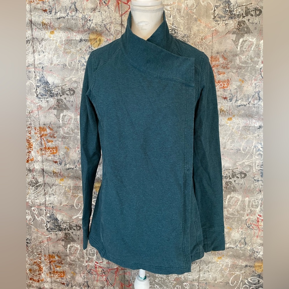 LULULEMON Peacock Blue Buttoned Wrap Jacket. Size 6.